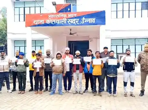 उन्नाव पुलिस का ‘खौफ’: हाथों में तख्तियां लेकर थाने पहुंचे अपराधी, बोले- ‘साहब! मजदूरी कर लेंगे पर अपराध नहीं करेंगे’