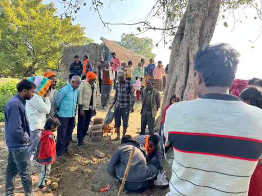 उन्नाव में खुदाई के दौरान निकली भगवान की प्राचीन मूर्ति: युवक का दावा- ’25 दिन से आ रहे थे सपने’, दर्शन को उमड़ा जनसैलाब
