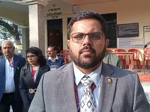 उन्नाव DM का बड़ा एक्शन: जीवित वृद्धा को कागजों में ‘मृत’ दिखाने वाले सचिव निलंबित, 15 दिन में बहाल होगी रुकी हुई पेंशन
