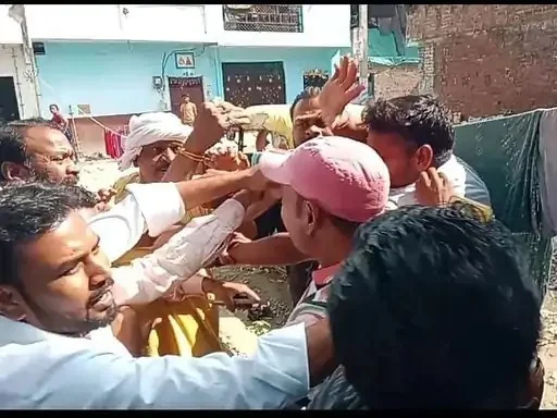 उन्नाव के आजाद नगर में बिजली विभाग की टीम पर हमला: कर्मचारियों और उपभोक्ता के बीच जमकर चले लात-घूंसे, मारपीट का वीडियो वायरल