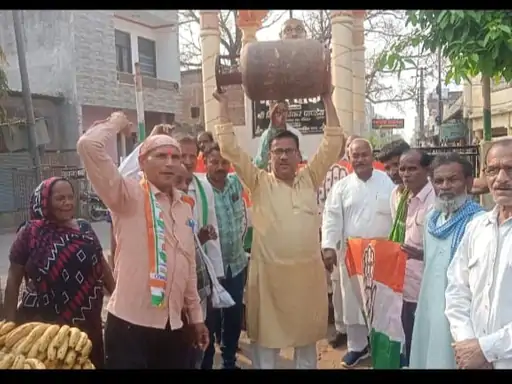 महंगाई की मार के खिलाफ कांग्रेस का हल्लाबोल; सिलेंडर के दाम बढ़ने पर केंद्र सरकार को घेरा, गंगाघाट पर जोरदार प्रदर्शन
