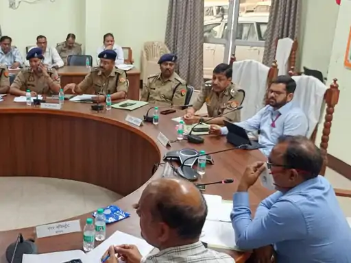 उन्नाव में त्योहारों को लेकर प्रशासन सख्त: डीएम गौरांग राठी और एसपी जयप्रकाश सिंह ने संभाली कमान, जर्जर तारों को तुरंत बदलने के सख्त निर्देश