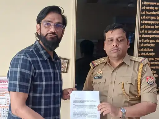 यूपी पुलिस एसआई परीक्षा के प्रश्न पर उन्नाव में बवाल: ‘पंडित’ शब्द के इस्तेमाल से भड़का आक्रोश, एफआईआर की मांग को लेकर सौंपा ज्ञापन