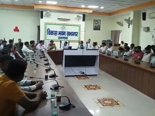 उन्नाव में ईंधन और गैस की किल्लत की अफवाह फैलाने वालों की खैर नहीं: डीएम गौरांग राठी का कड़ा रुख, जमाखोरी पर होगी सीधी FIR